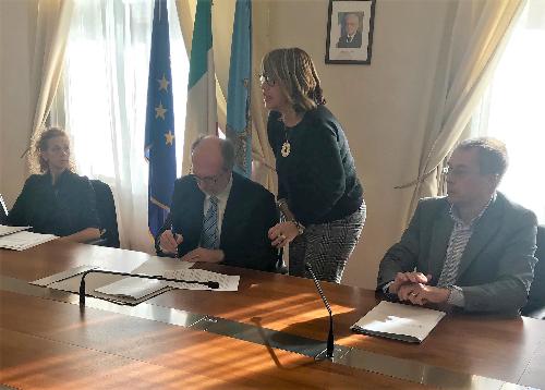 Il momento della firma da parte del vice governatore del Friuli Venezia Giulia, Riccardo Riccardi, del Protocollo di intesa in materia di adozione nazionale e internazionale tra Regione Friuli Venezia Giulia, Aziende per l’Assistenza Sanitaria, Enti autorizzati, Tribunale per i Minorenni e Ufficio scolastico regionale per il Friuli Venezia Giulia.
